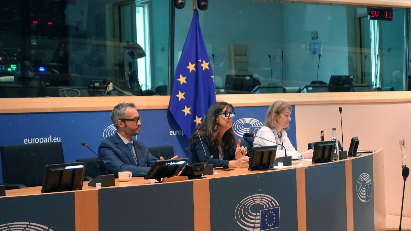 Un'immagine della Conferenza tenutasi all'Europarlamento con Enrico Biele, Ilaria Bertini (al centro) e Claudia Canevari