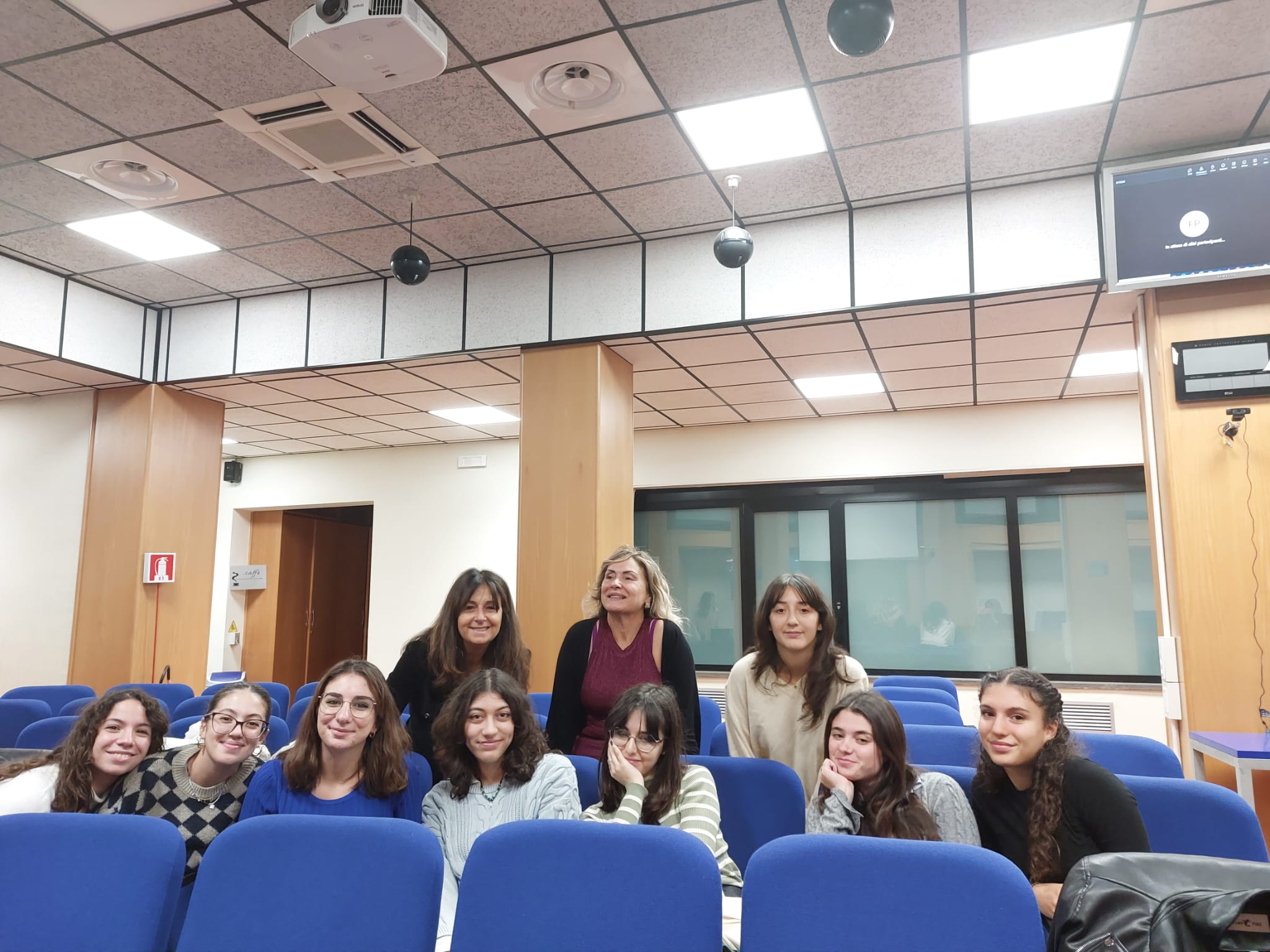 la foto di gruppo delle partecipanti alla giornata formativa del programma 5 passi da ingegnera che si è tenuta a Roma presso la sede centrale dell'ENEA
