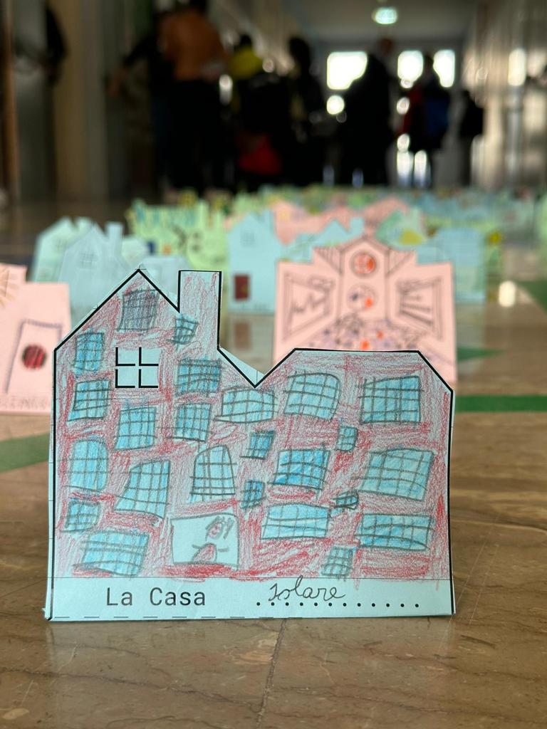 Un'immagine della città di carta realizzata dai ragazzi dell’Istituto Comprensivo “Fausto Gullo” di Cosenza e presentata nell'ambito di KDZENERGY Cosenza