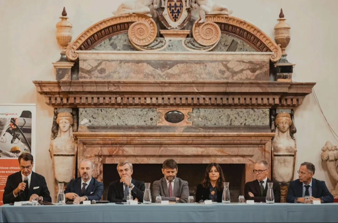 Un'immagine della tavola rotonda, moderata dal direttore di Milano Finanza Roberto Sommella (primo a sinistra). Terza da destra la Direttrice del Dipartimento Unità per l'Efficienza Energetica dell'ENEA, Ilaria Bertini