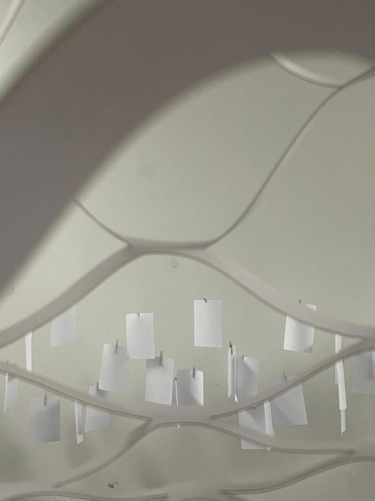 Un'immagine dell'installazione Soft Scultures, che si compone di una molteplicità di sculture in carta, disegnate per visualizzare gesti virtuosi per la diffusione di una nuova cultura della sostenibilità energetica