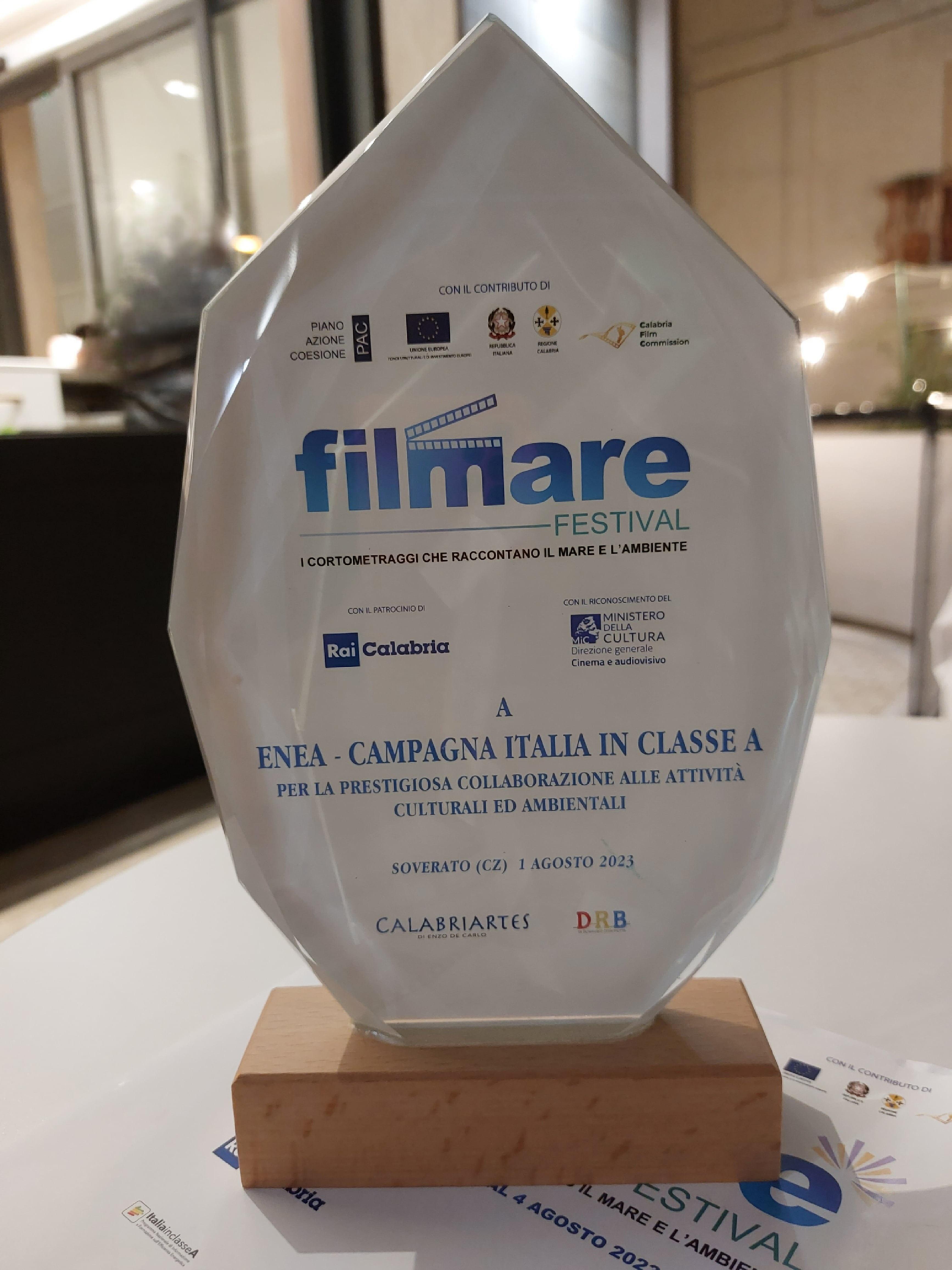 Un'immagine del premio speciale per l'impegno nella divulgazione scientifica e nella comunicazione conferito alla campagna Italia in Classe A per il documentario Isole da sole