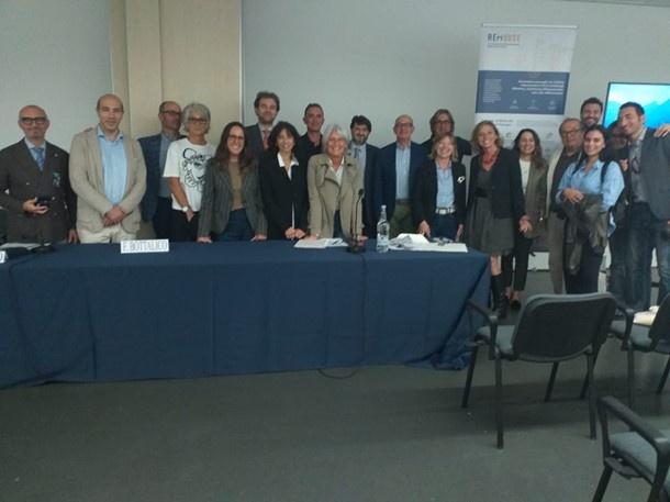 La foto di gruppo dei relatori del convegno "REHOUSE: un modello di riqualificazione energetica integrata per l’edilizia", tenutosi nell’ambito del SAIE 2023 il 19 ottobre