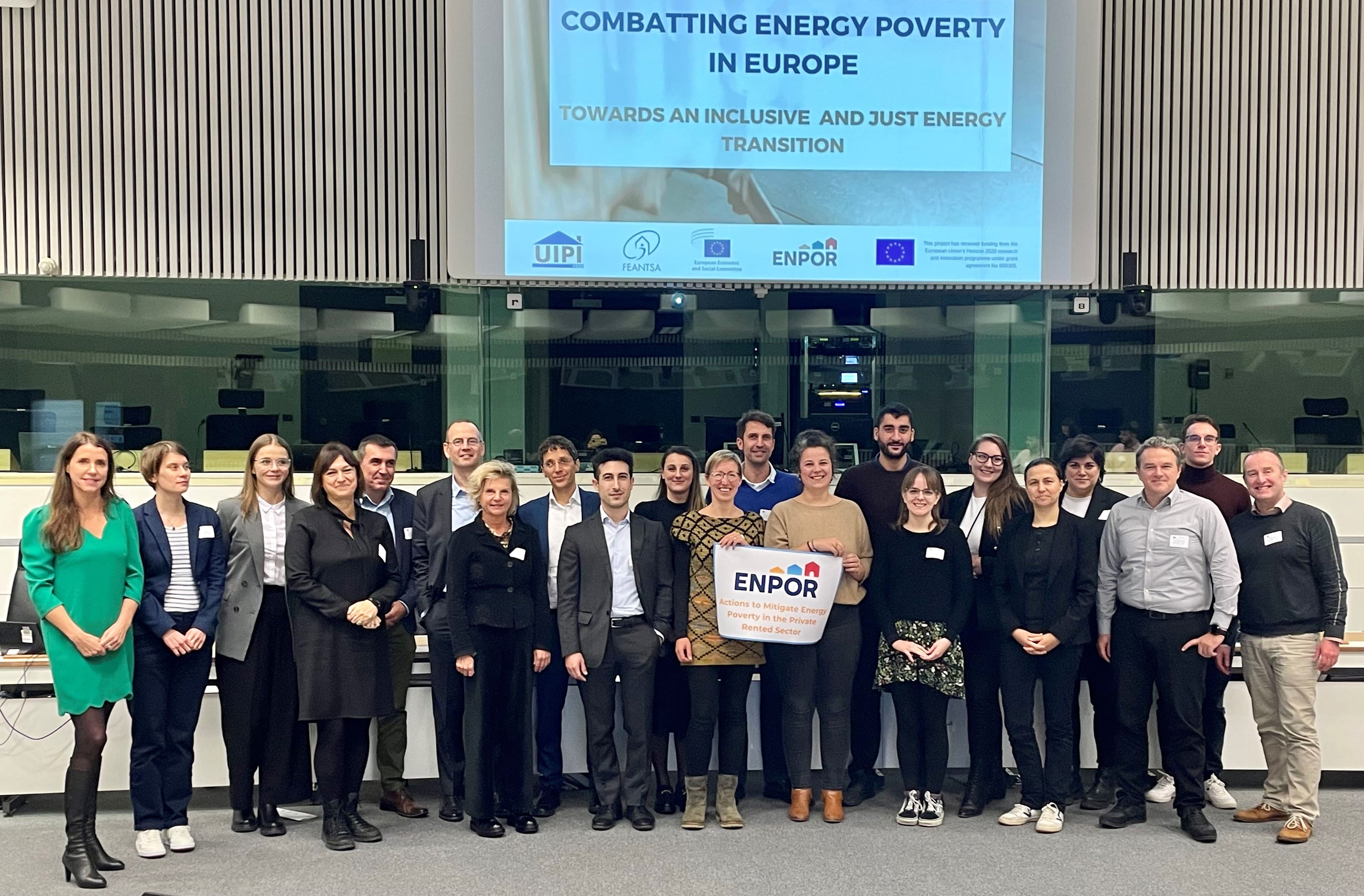 Una foto di gruppo con tutti gli intervenuti alla conferenza finale del progetto europeo ENPOR “Combatting energy poverty in Europe: towards and inclusive and just energy transition”
