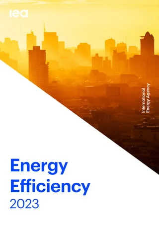 La copertina del report "Energy Efficiency 2023". Nella parte alta compare un panorama urbano avvolto dallo smog con la scritta in bianco IEA - International Energy Agency