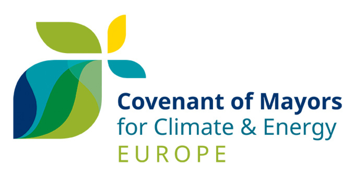 Il logo del Patto dei Sindaci con la scritta Covenant of Mayors for Climate & Energy EUROPE in blu, verde e giallo