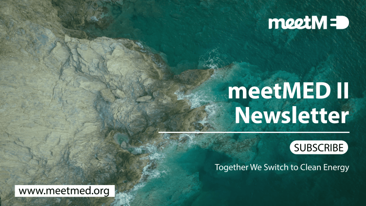 La copertina della newsletter del progetto meetMED II con la scritta in bianco e sullo sfondo il mare e una scogliera