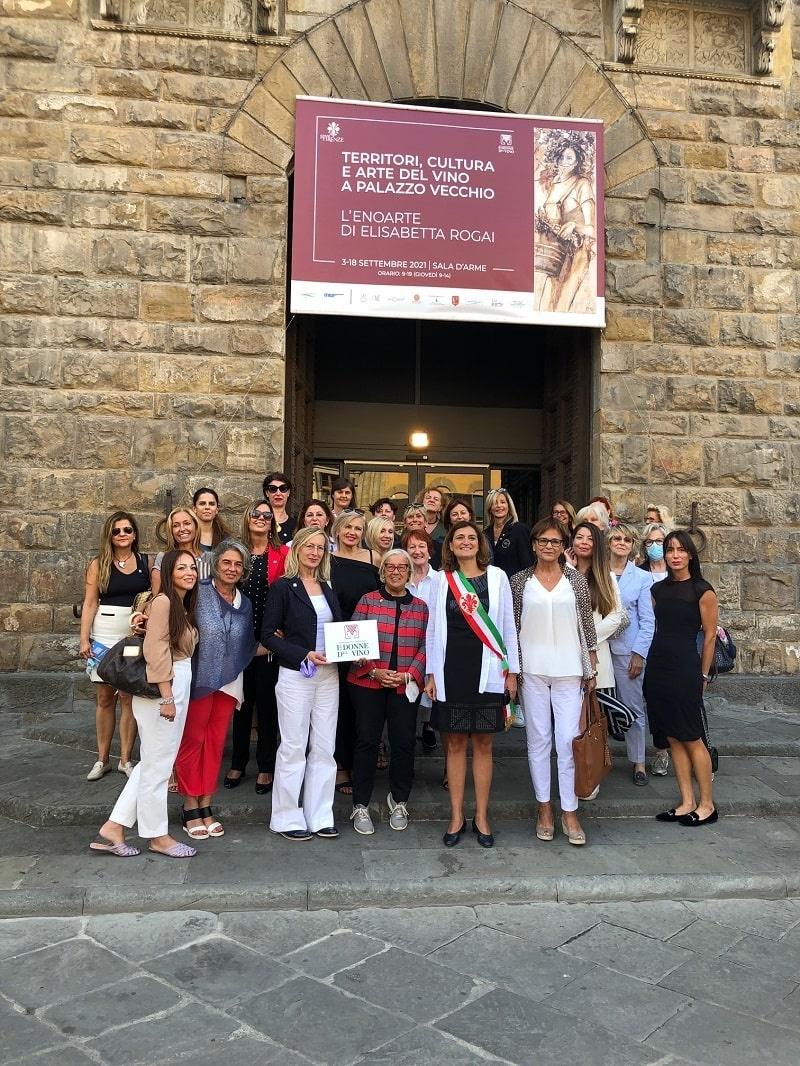 foto di gruppo di donne appartenenti all'associazione