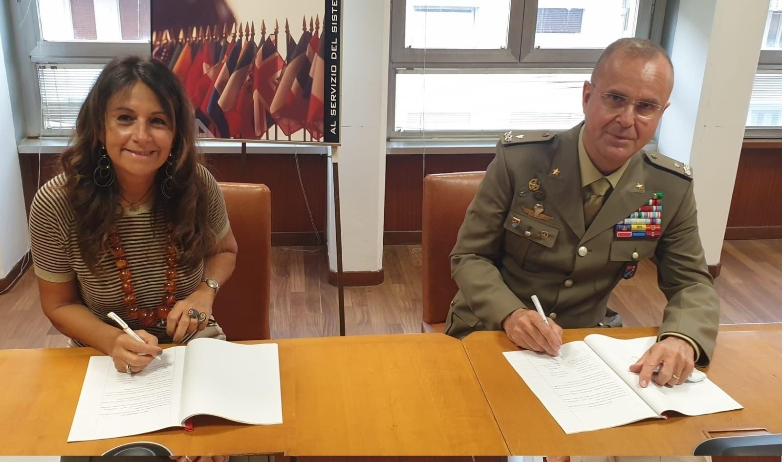 Foto con Ilaria Bertini e rappresentante del ministero della difesa all'atto della firma dell'accordo