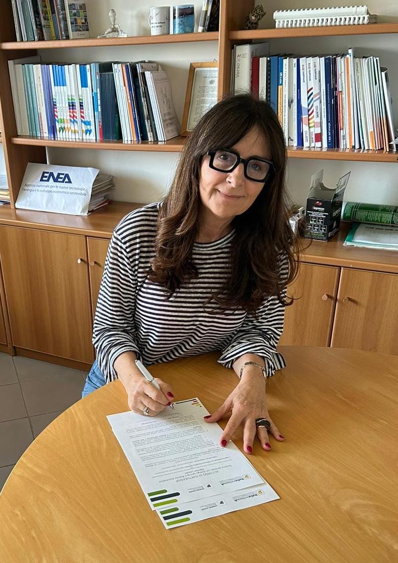Ilaria Bertini, direttrice del Dipartimento Unità Efficienza Energetica dell'ENEA sottoscrive l'accordo Opinion Leader con l'Ordine degli Ingegneri della Provincia di Cosenza