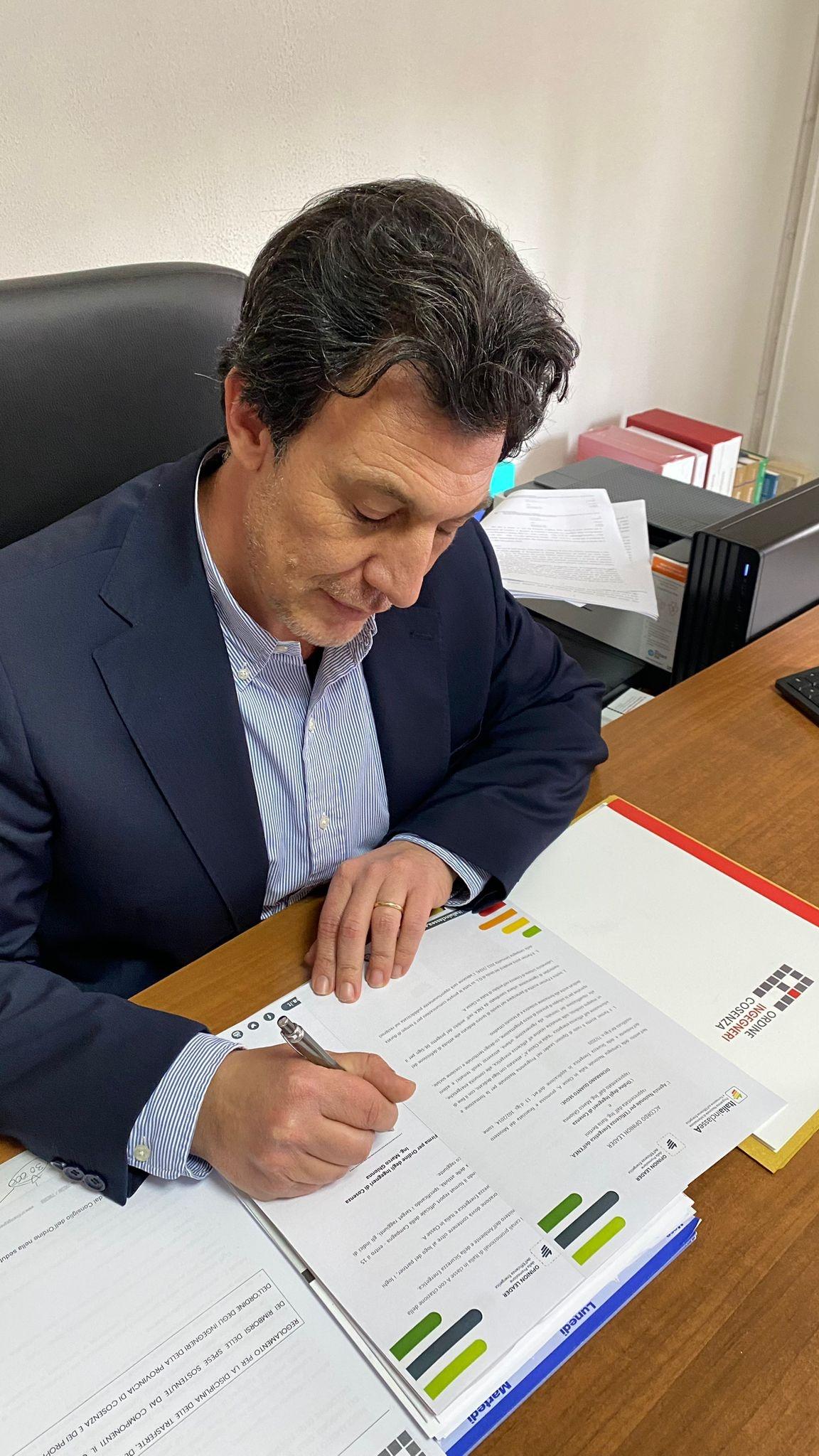 Marco Ghionna, Presidente dell'Ordine degli Ingegneri della Provincia di Cosenza firma l'accordo Opinion Leader per la campagna Italia in Classe A
