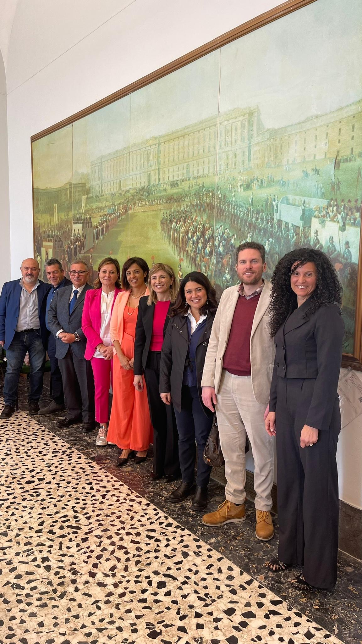 Una foto dei partecipanti al convegno su Matilde Serao, sullo sfondo della sala conferenze dell'Archivio di Stato alla Reggia di Caserta