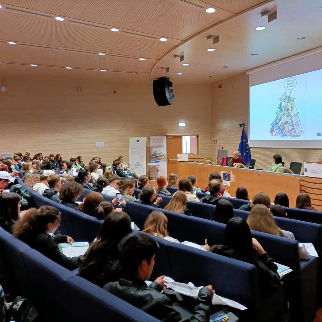 Un'immagine dei ragazzi degli istituti superiori seduti in platea che osservano il palco