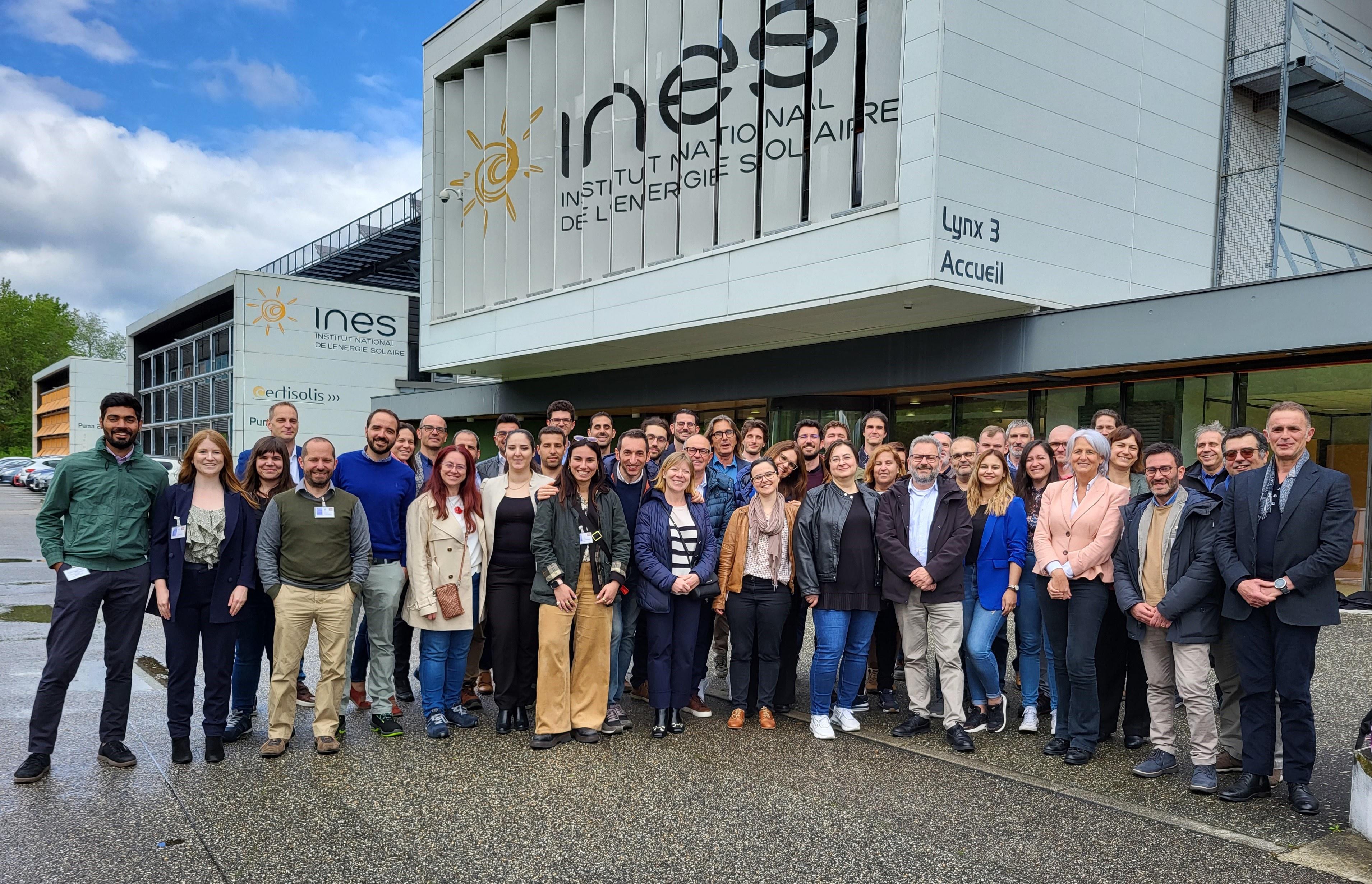 Una foto di gruppo dei partecipanti alla seconda Assemblea generale del progetto REHOUSE scattata di fronte alla sede di INES - Institut National de l'Energie Solaire