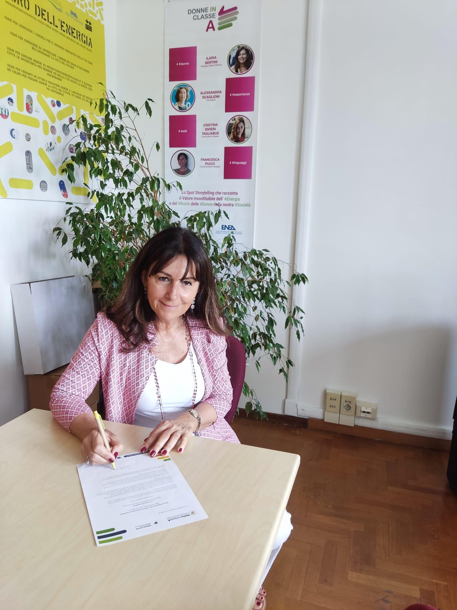 Ilaria Bertini, Direttrice del Dipartimento Unità Efficienza Energetica ENEA, firma l'accordo Opinion Leader con L’Ordine degli Architetti della provincia di Cosenza 