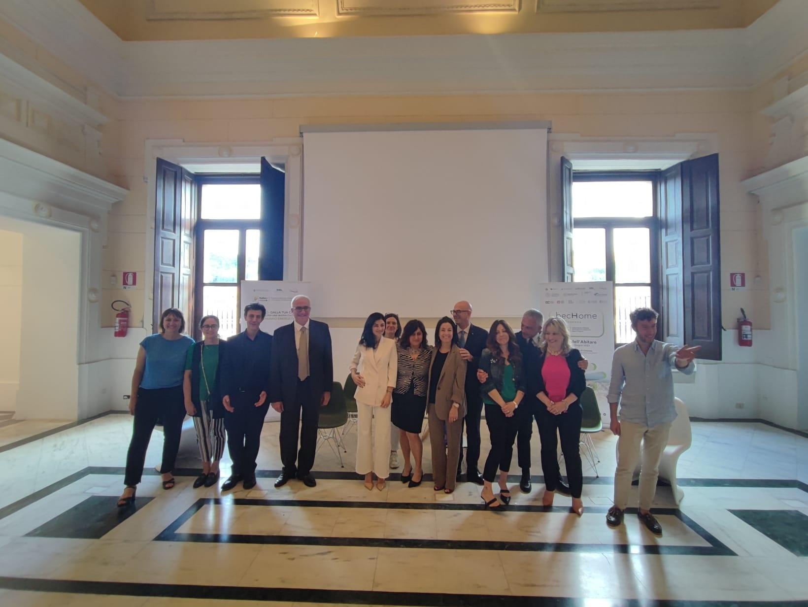 Una foto di gruppo dei partecipanti alla terza giornata del Forum dell'abitare di Cosenza