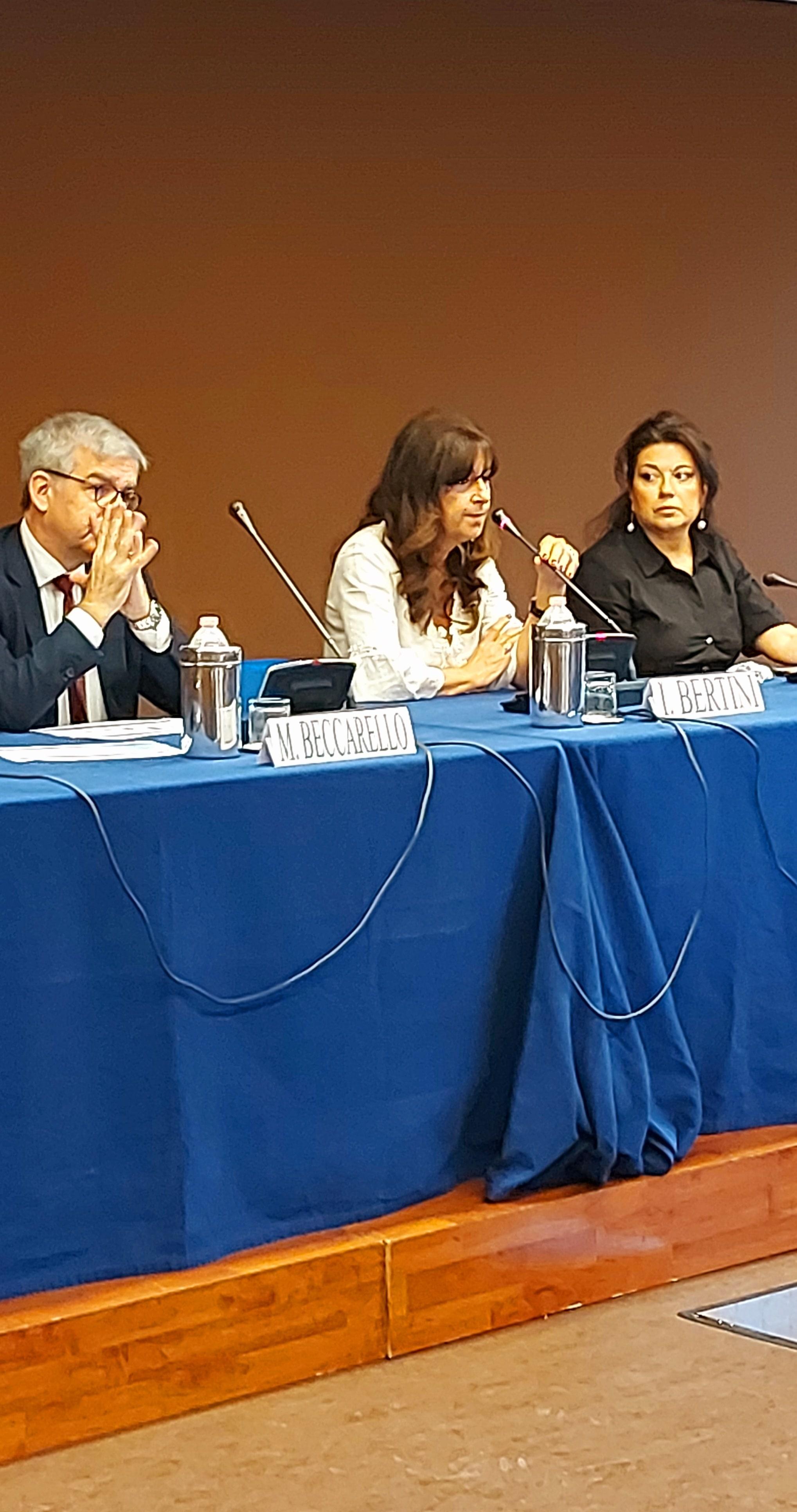 Massimo Beccarello, Ilaria Bertini e Elena Bruni sul palco del convegno La diagnosi energetica - Gli aggiornamenti normativi, il nuovo portale Audit102 e gli strumenti ENEA a disposizione delle imprese in vista della scadenza del dicembre 2023, organizzato da ENEA e Confindustria