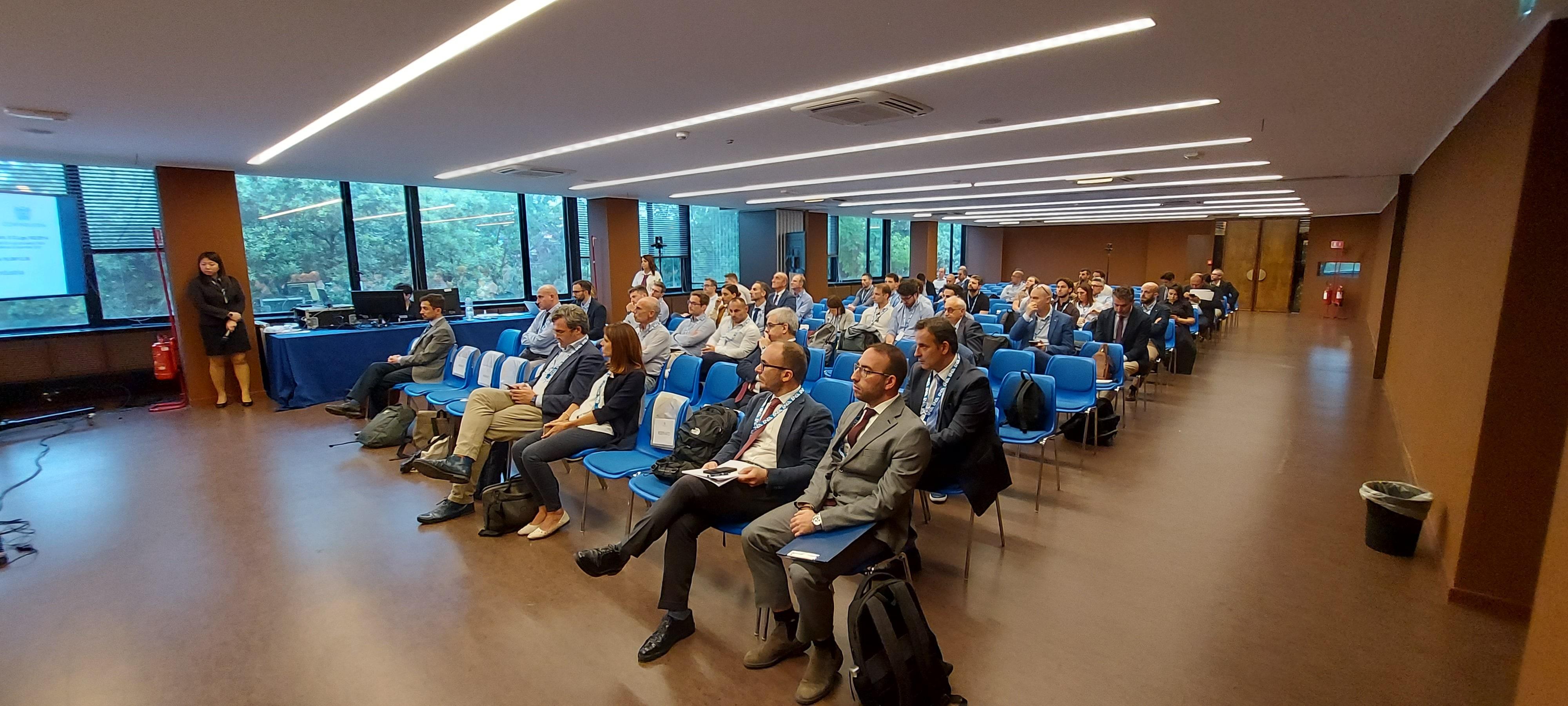 Un'immagine della sala del convegno Nicola Zambella (DG Federbeton), Riccardo Pareschi (Direzione Centro Studi Farmindustria) e Dario Atzori (Area Tecnica, Assovetro)