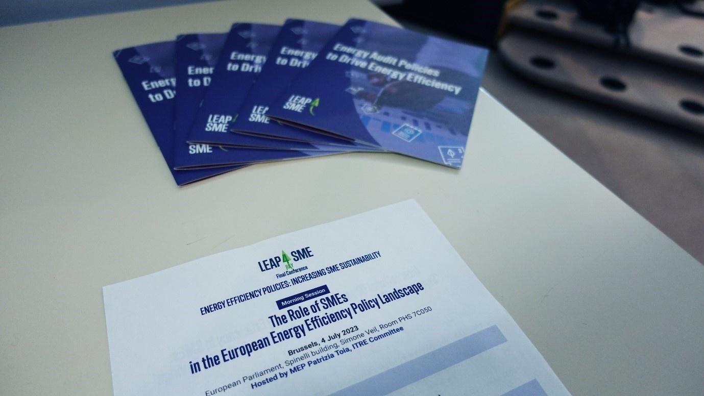 Il materiale informativo del progetto LEAP4SME distribuito in occasione della Conferenza finale