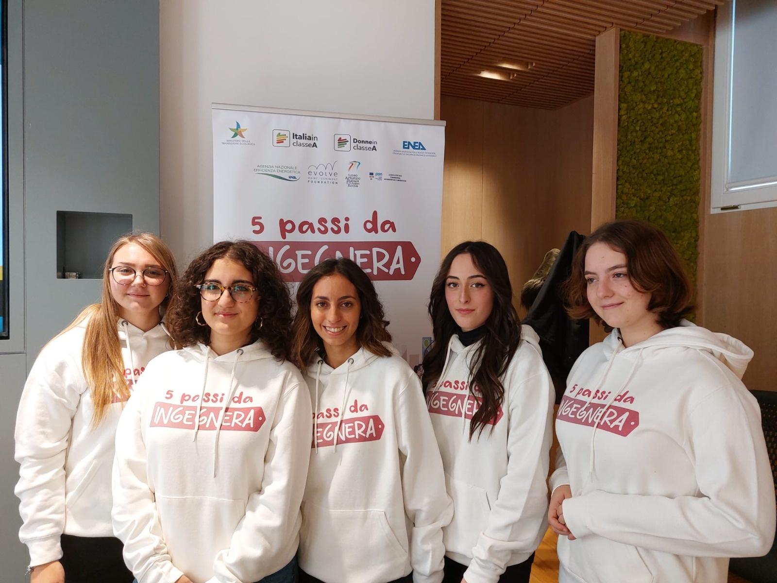 Immagine delle cinque studentesse protagoniste del progetto 5 Passi da ingegnera