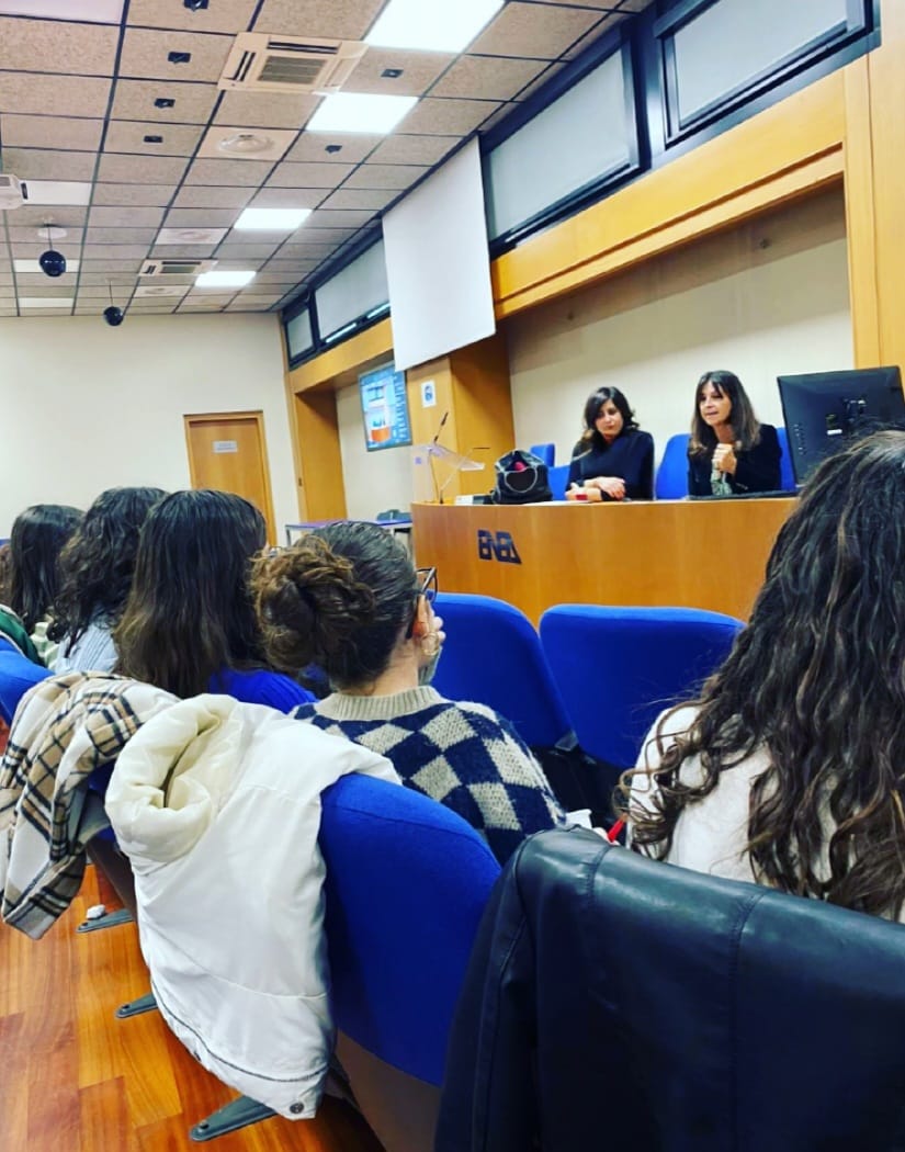 Un momento dell'intervento di Ilaria Bertini (nella foto con Ilaria Sergi) alla giornata formativa del programma 5 passi da ingegnera tenutasi a Roma presso la sede centrale dell'ENEA