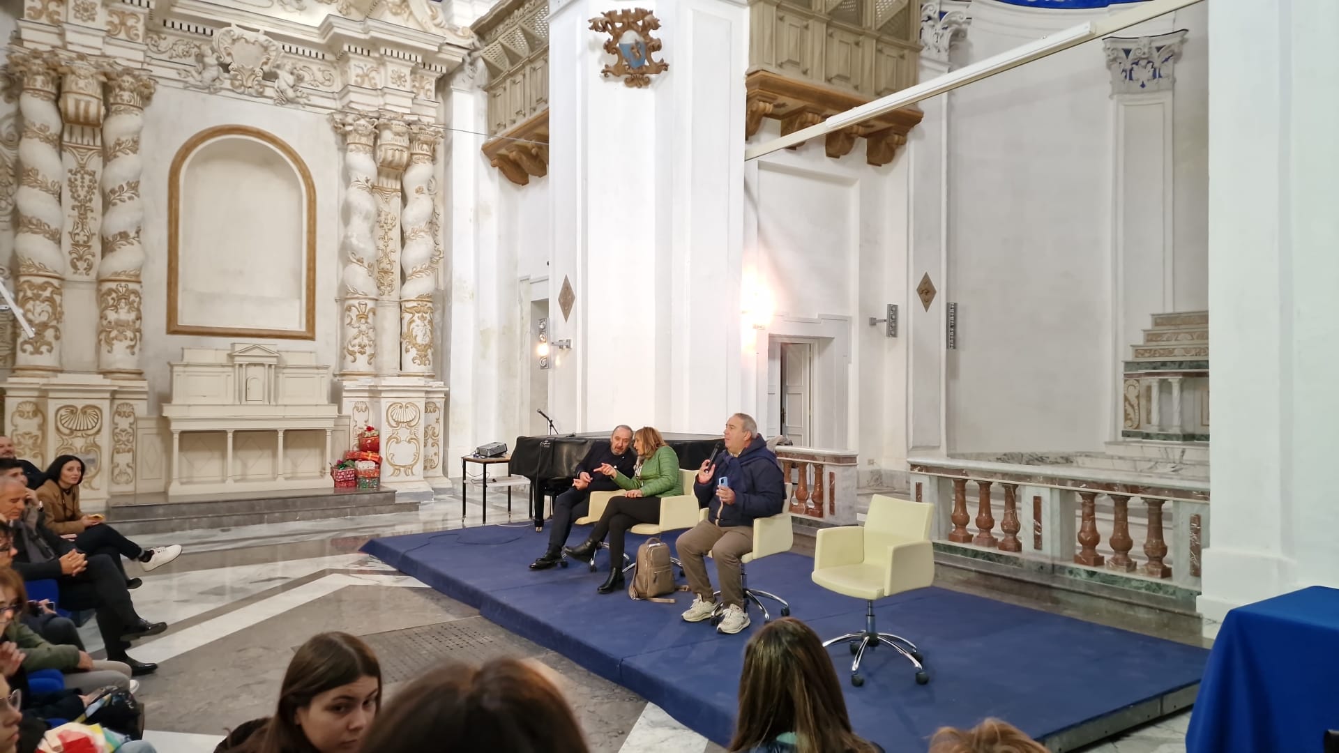 Andrea Bartoli Sindaco di Mazzarino parla di fronte alla platea degli studenti presenti all'iniziativa