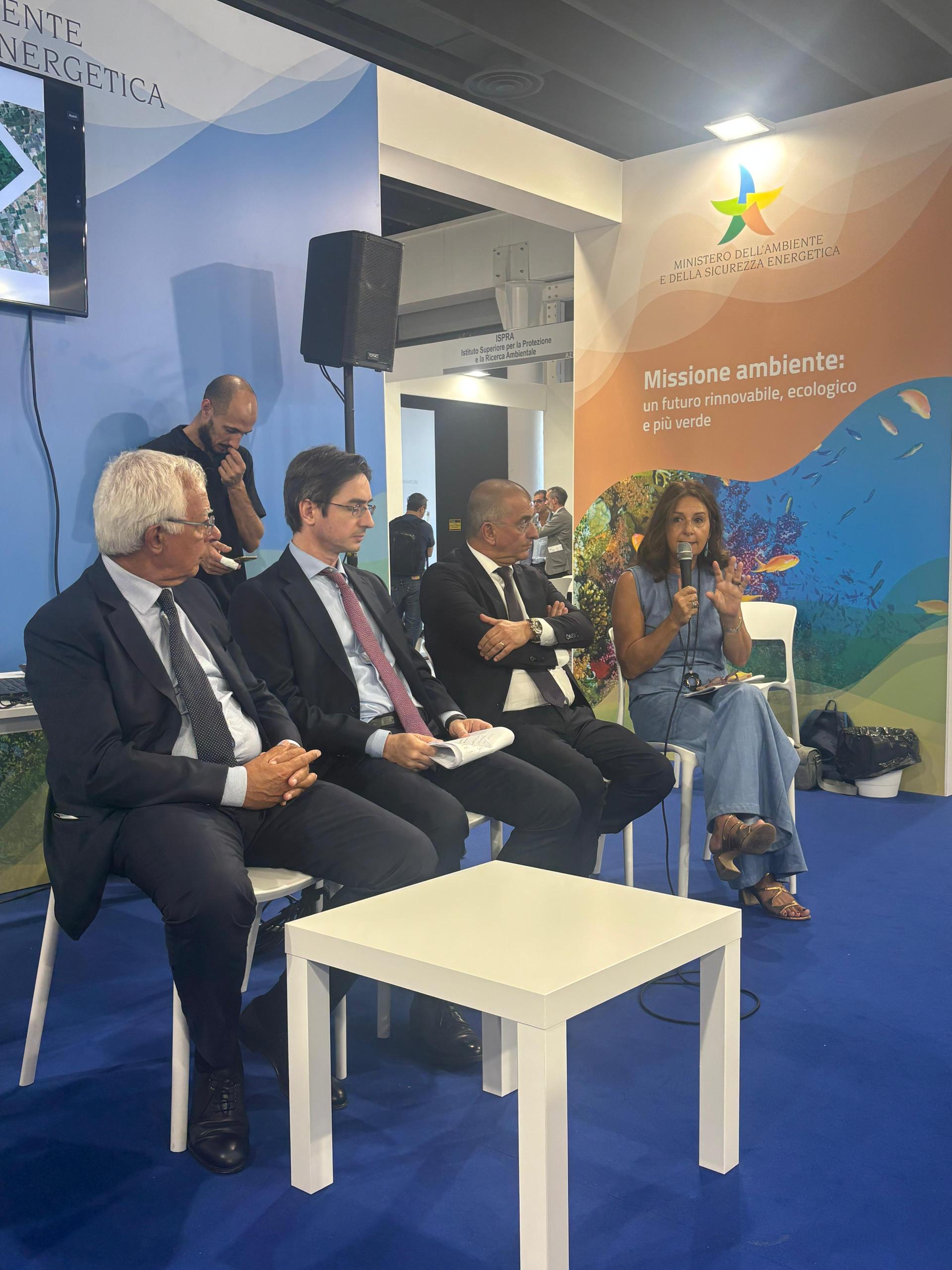 Ilaria Bertini interviene durante il convegno Sostenibilità, sicurezza e competitività nella programmazione energetica. Transizione climatica nell'epoca dell'innovazione, tenutosi nell'ambito di RemTech Expo 2025
