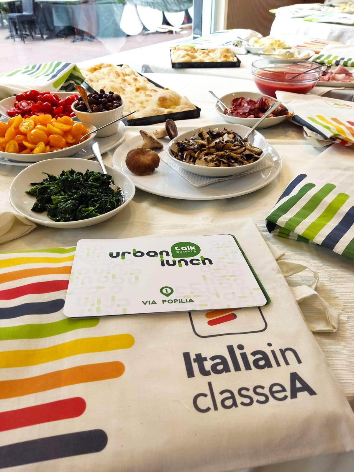 Il materiale informativo diffuso nell'ambito dell'Urban Lunch Talk tenutosi a Cosenza per la campagna Italia in Classe A