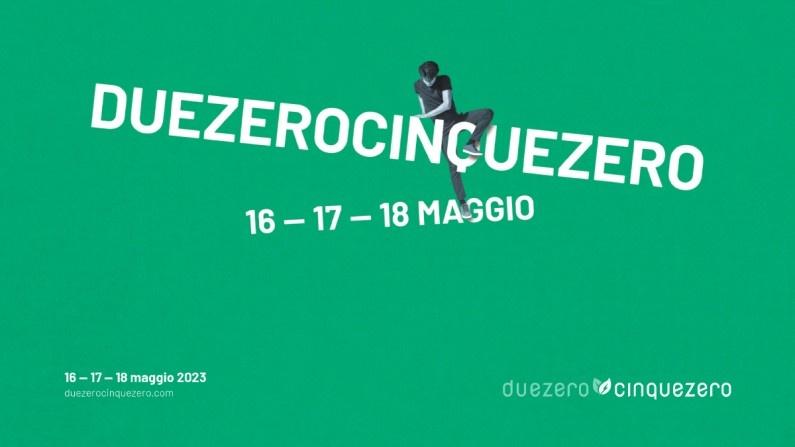 La locandina di Duezerocinquezero con le date 16-17-18 maggio e il rimando al sito della manifestazione in bianco su sfondo verde