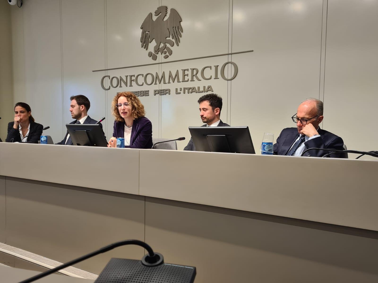 Un'immagine dell'evento all’evento “Gli strumenti per l’efficienza energetica nelle piccole e medie imprese”. Da sinistra verso destra Claudia Toro (ENEA), Marcello Salvio (ENEA), Claudia Martini (ENEA), Pierpaolo Masciocchi, Responsabile del settore “Ambiente, Utilities e Sicurezza sul lavoro” di Confcommercio