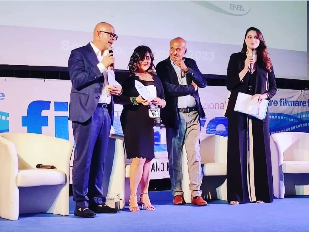 Ilaria Sergi di ENEA (seconda da sinistra) riceve il premio speciale per l'impegno nella divulgazione scientifica e nella comunicazione nell'ambito del Filmare Festival