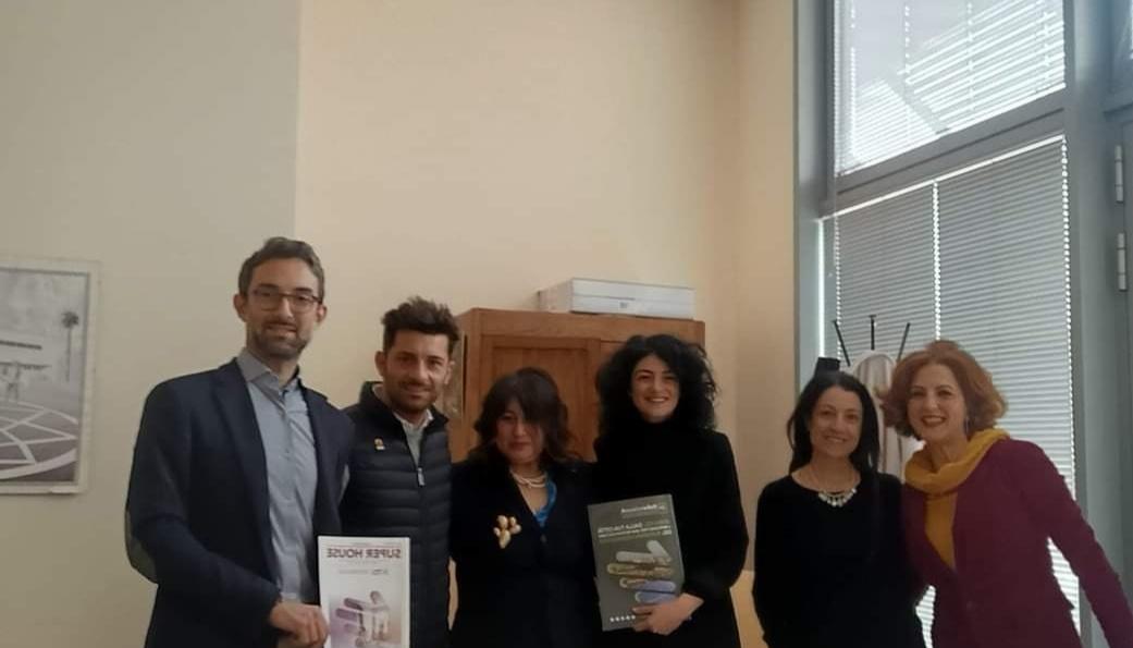 La foto di gruppo con i partecipanti al tavolo di lavoro per laboratorio urbano di Italia in Classe A tenutosi a Cosenza il 1 marzo 2023