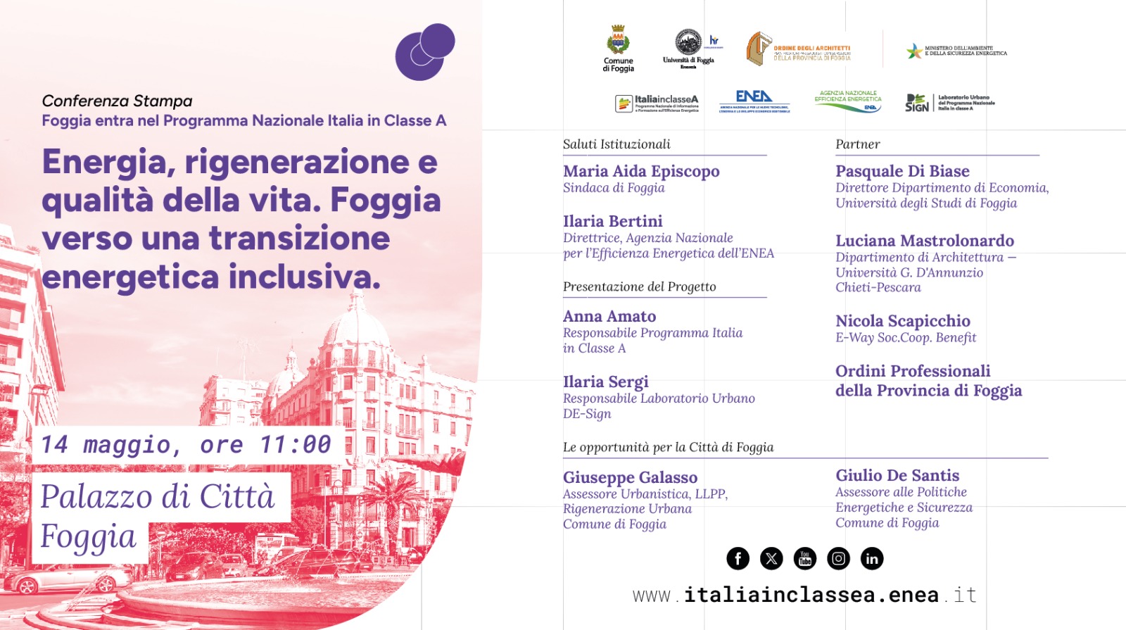 Locandina della conferenza stampa “Energia, rigenerazione e qualità della vita. Foggia verso una transizione energetica inclusiva”, dedicata all’ingresso di Foggia nel Programma Nazionale Italia in Classe A. Sul lato sinistro compare una fotografia stilizzata del centro urbano di Foggia nei toni rosa e viola, con il titolo dell’evento in grande evidenza. In basso sono indicati data, orario e sede: 14 maggio, ore 11.00, Palazzo di Città di Foggia. Sul lato destro sono presenti i loghi degli enti promotori e partner, tra cui ENEA, il Comune di Foggia e le università coinvolte, insieme all’elenco dei relatori istituzionali e accademici invitati alla conferenza.