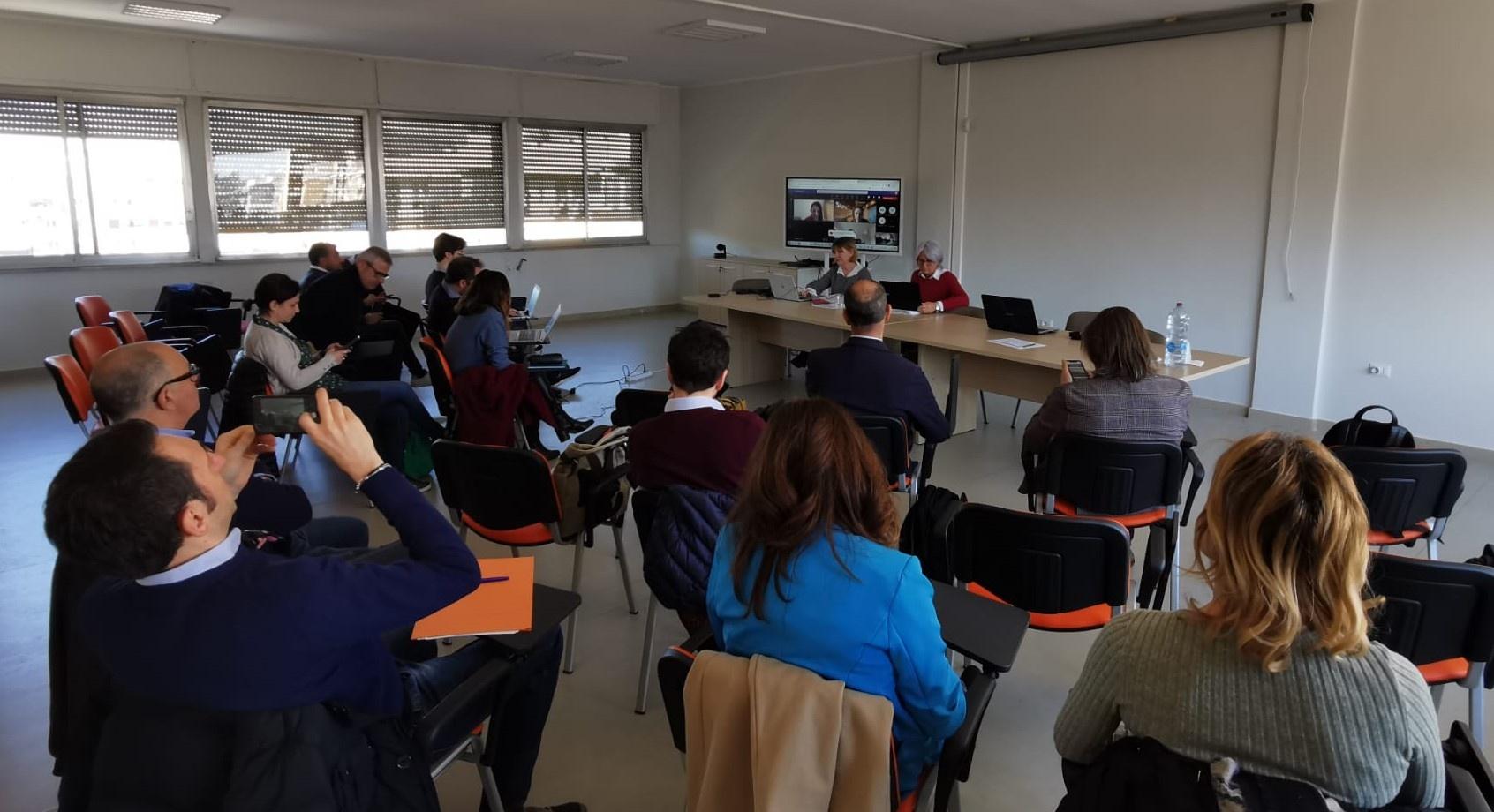 Un'immagine dei partecipanti al primo “Demo Italy Meeting” del progetto ReHouse  che si è tenuto presso il Centro di Consulenza Territoriale ENEA di Bari 