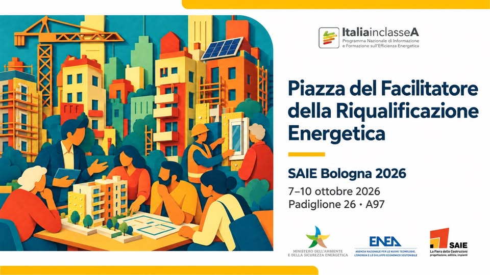 Illustrazione stilizzata di un contesto urbano con edifici in fase di riqualificazione energetica, operatori tecnici e modellino di un edificio. Banner dell'iniziativa "Piazza del Facilitatore della Riqualificazione Energetica" a SAIE Bologna 2026, dal 7 al 10 ottobre 2026, Padiglione 26, Stand A97. Presenti i loghi di Italia in Classe A, ENEA, Ministero dell'Ambiente e della Sicurezza Energetica e SAIE