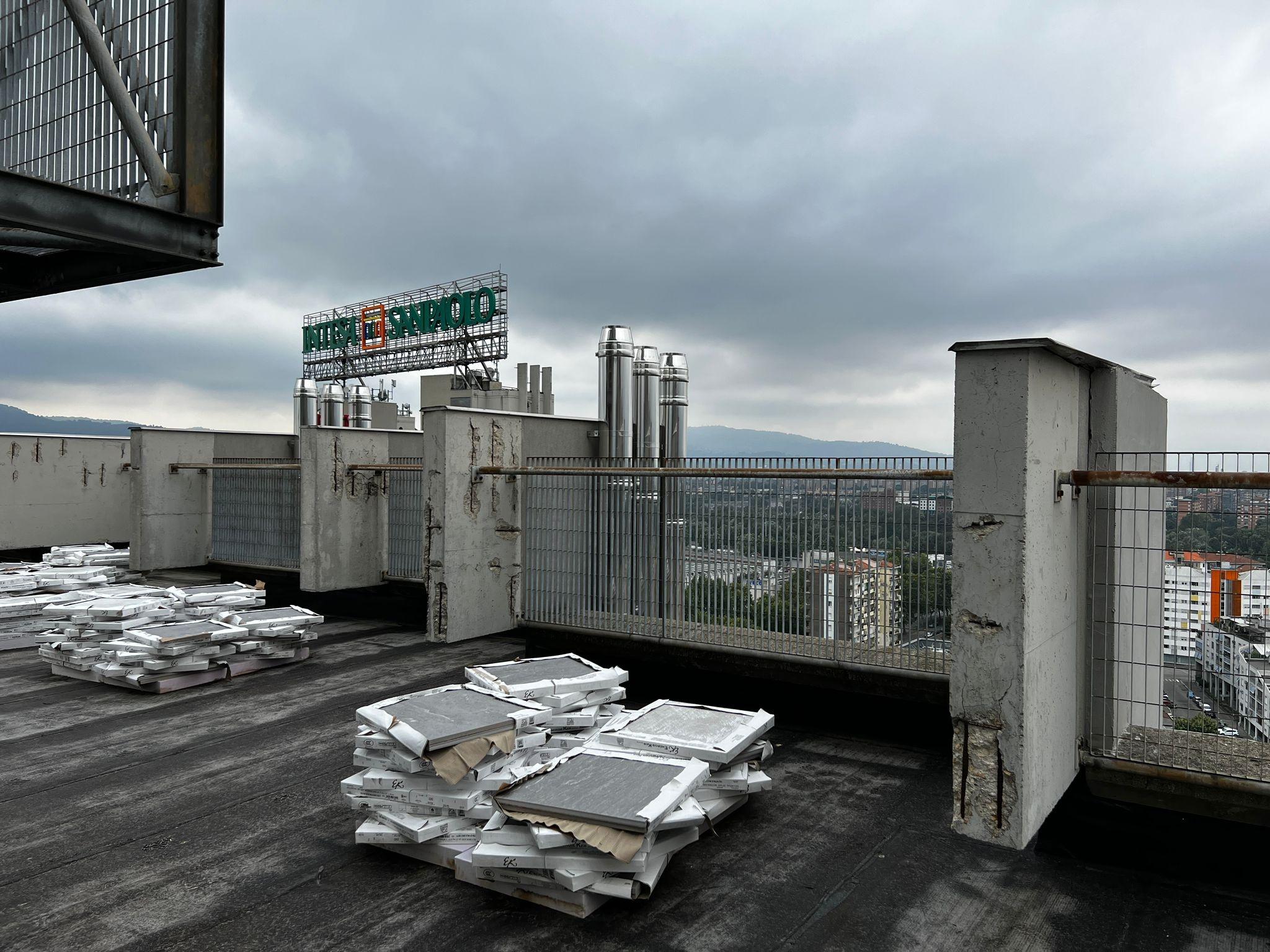 Il cantiere sul tetto degli edifici di Torino