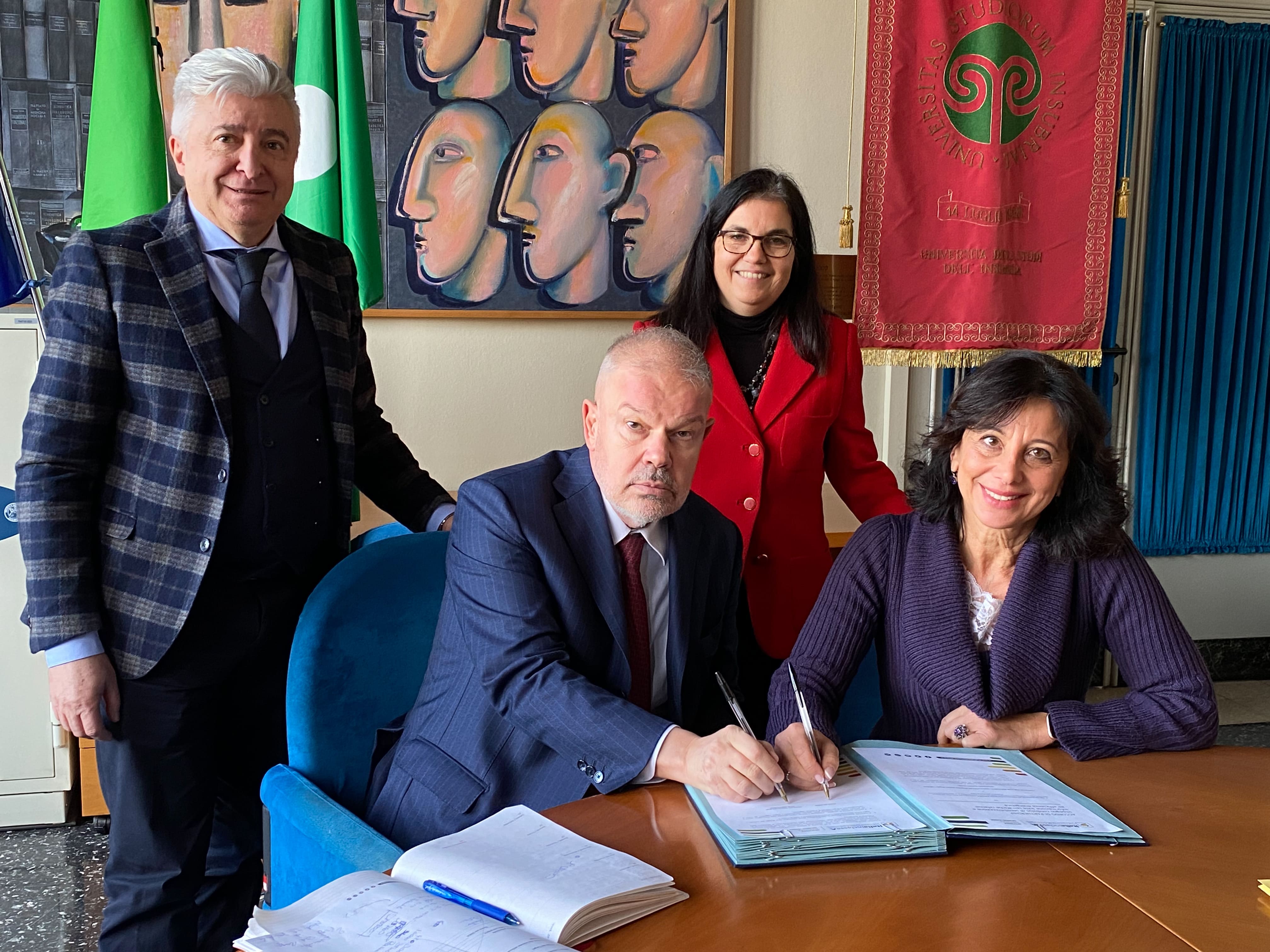 Un'immagine dell'accordo tra Università dell'Insubria di Varese ed ENEA. Ultima a sinistra la ricercatrice, Patrizia Pistochini