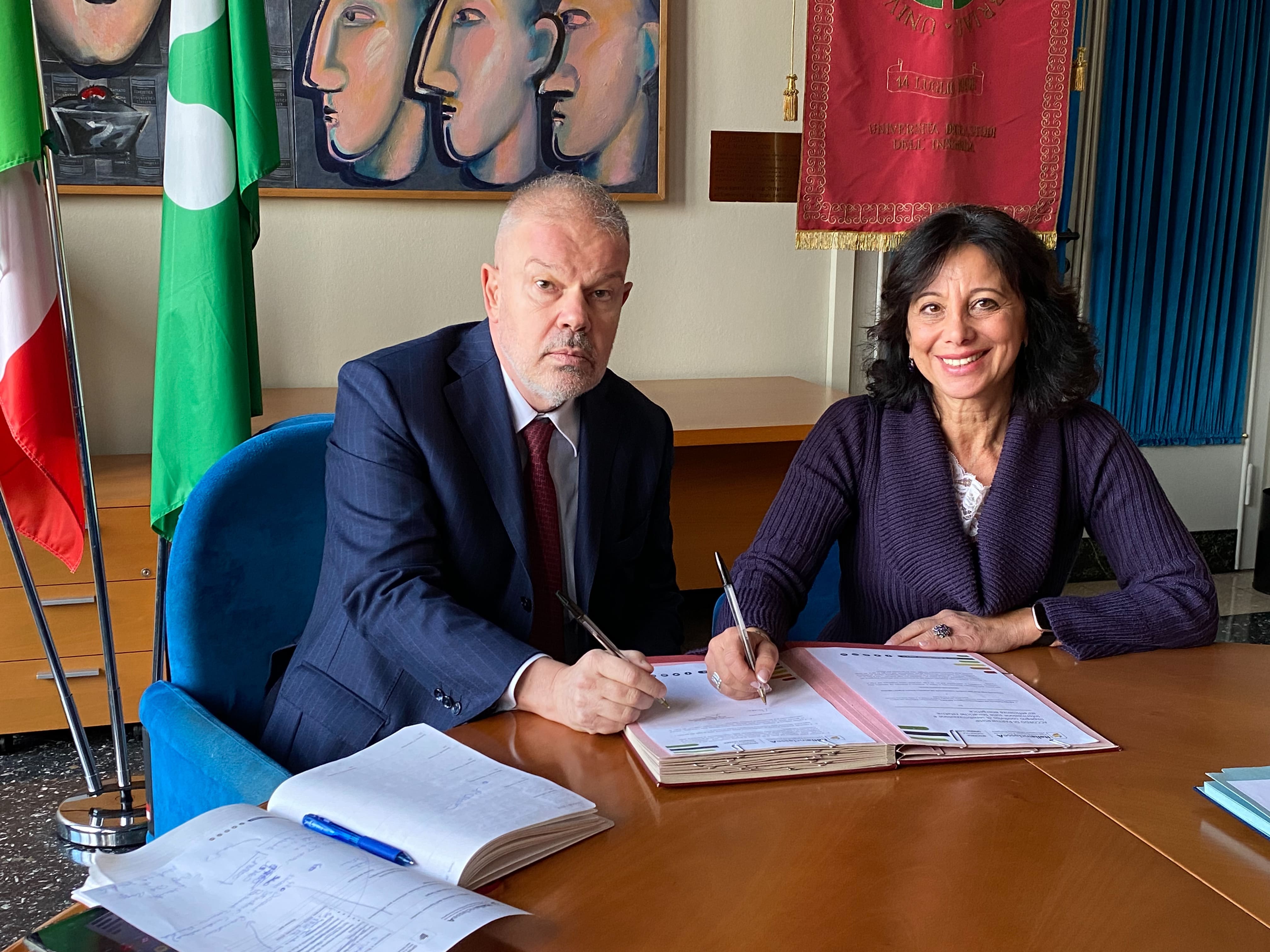 Il momento della firma dell'accordo tra Università dell'Insubria di Varese ed ENEA per Italia in Classe A