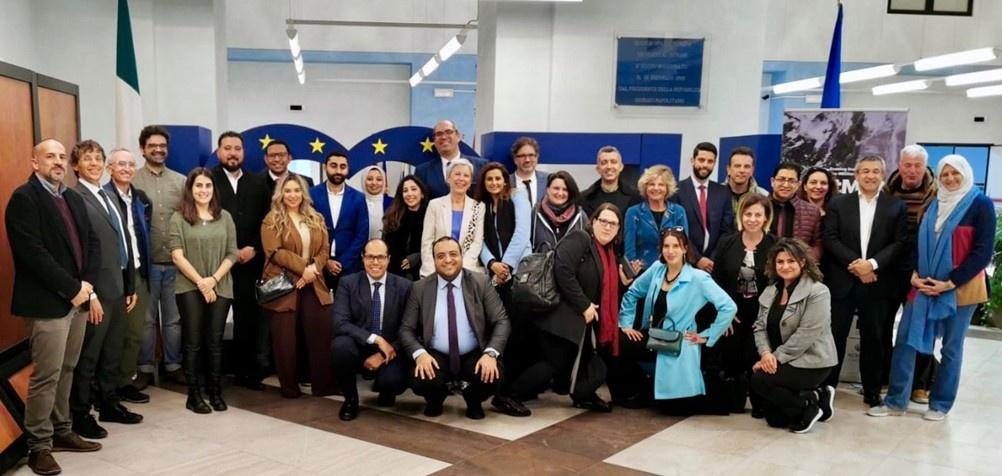 La foto di gruppo dei rappresentanti delle varie organizzazioni delle due sponde del Mediterraneo intervenuti presso la Rappresentanza in Italia della Commissione Europea e dell’Europarlamento per il meeting del progetto europeo meetMED II 
