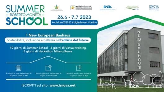 Il logo della Summer School in efficienza energetica Roberto Moneta, sormontato dai loghi MASE, Italia in Classe A, ENEA e ISNOVA. A fianco un edificio con la scritta in bianco New European Bahuaus