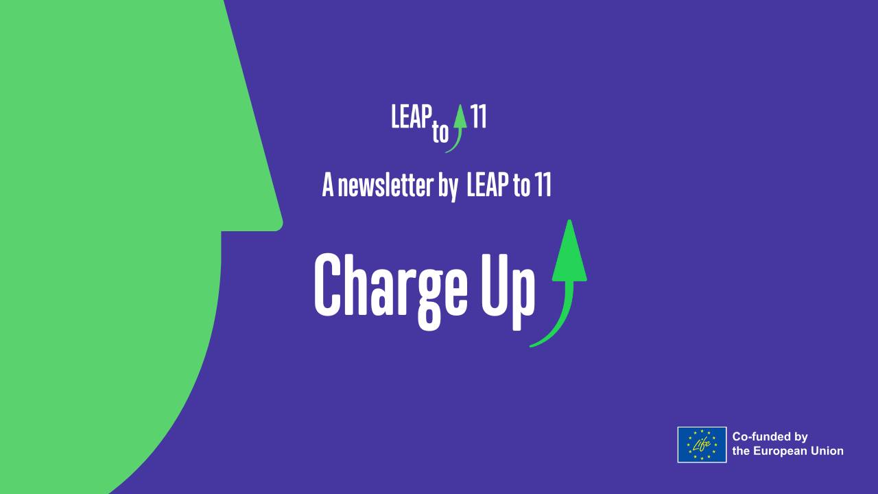 La copertina di Charge Up, la newsletter del progetto LEAPto11 in bianco su sfondo blu e verde