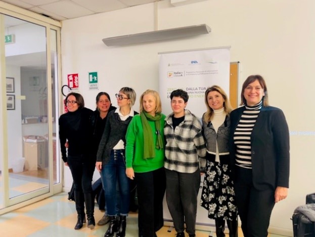 Una foto di gruppo realizzata a conclusione dell'evento dell’evento “Efficienza Energetica domestica: interventi di riqualificazione e abitudini di consumo sostenibili”. In fondo a sinistra Mariagiovanna Gaglione (ENEA - DUEE) e Anna Amato (ENEA - DUEE)