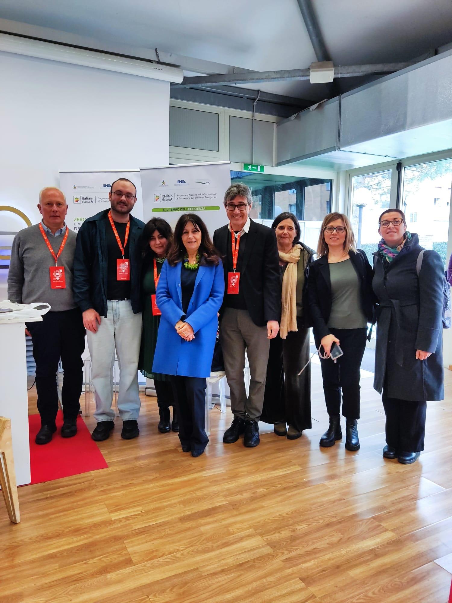 Una foto di gruppo realizzata davanti allo stand di Italia in Classe A ubicato nell'area del Fuori Campus di Obiettivo 5. Al centro la direttrice di ENEA DUEE, Ilaria Bertini