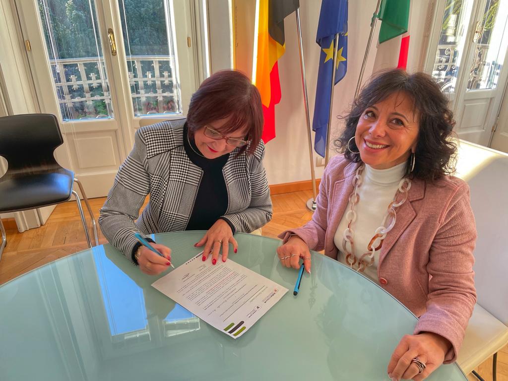 La dalla Direttrice dell’istituto, Ariane Farinelle, sigla l'accordo Opinion Leader alla presenza di Patrizia Pistochini dell'ENEA