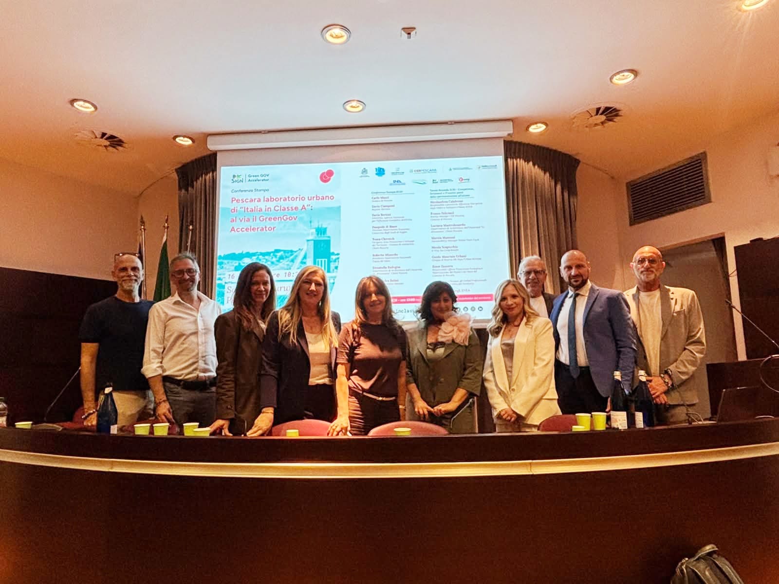 Una foto di gruppo dei partecipanti alla tavola rotonda dell'evento di presentazione di GreenGov Accelerator