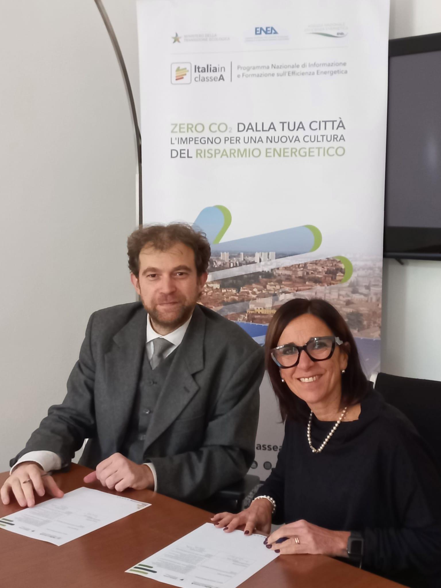 il eesponsabile della Divisione Servizi Integrati per lo Sviluppo Territoriale del Dipartimento Unità per l’Efficienza Energetica ENEA, Alessandro Federici, e Stefania Crotta a capo della Direzione Ambiente, Energia e Territorio della Regione Piemonte firmano l'accordo 