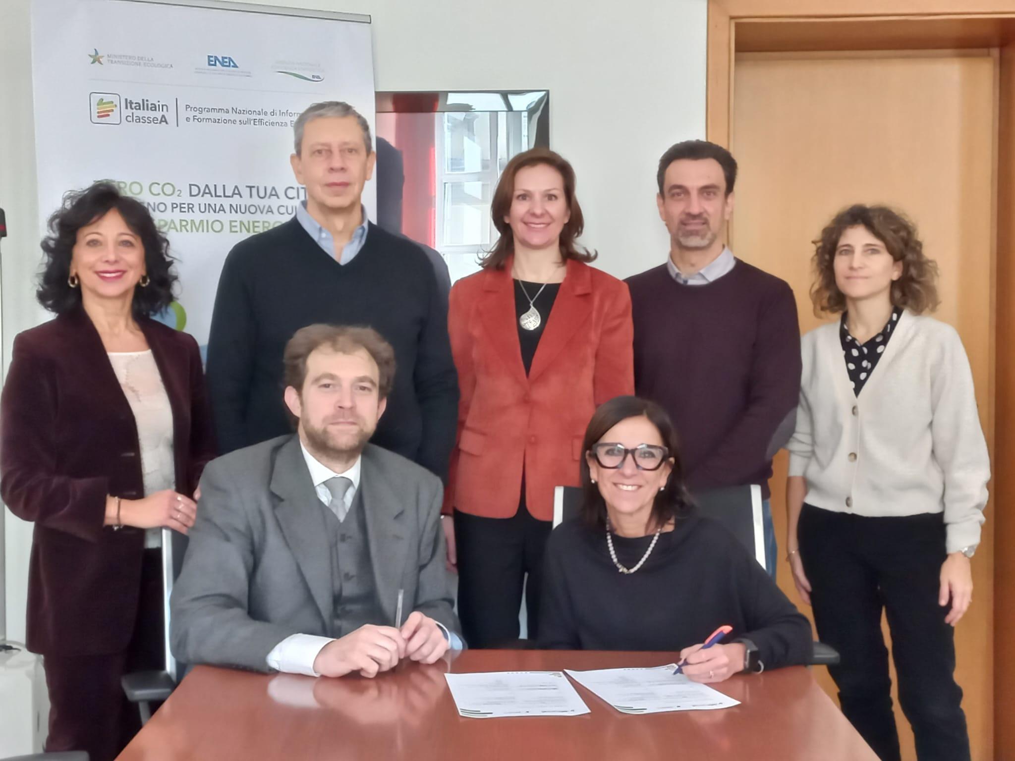 Foto di gruppo del personale ENEA e della Direzione Ambiente, energia e territorio di Regione Piemonte scattata a seguito dell'accordo Opinion leader