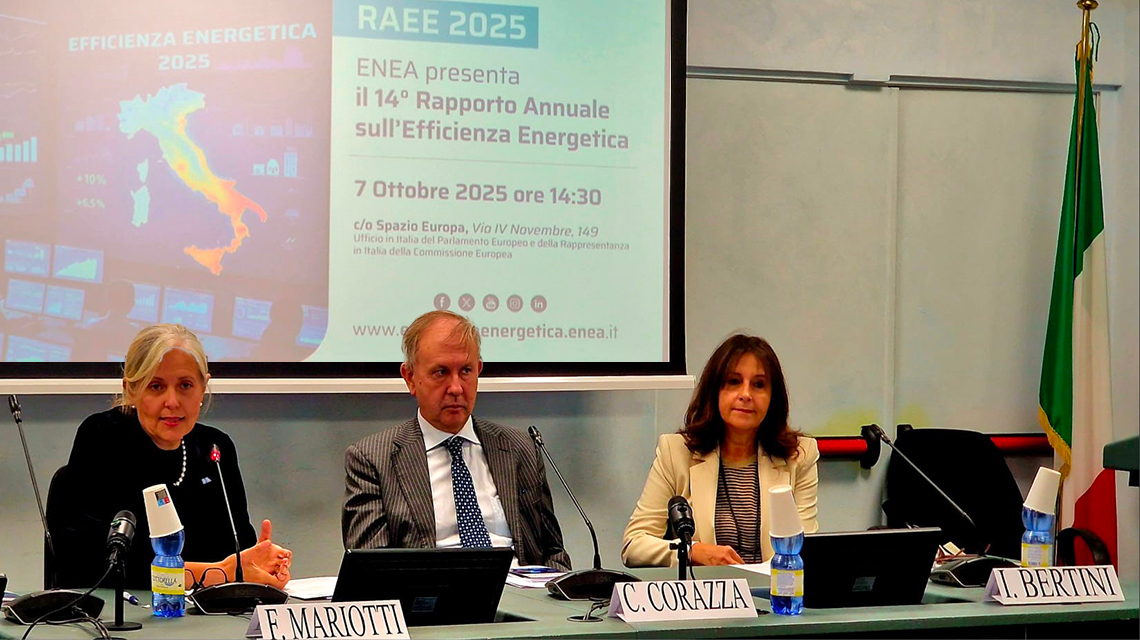 La Presidente dell'ENEA, Francesca Mariotti, il Direttore Ufficio del Parlamento europeo in Italia, Carlo Corazza, la Direttrice del Dipartimento Unità per l'Efficienza Energetica, Ilaria Bertini, durante la presentazione del RAEE 2025