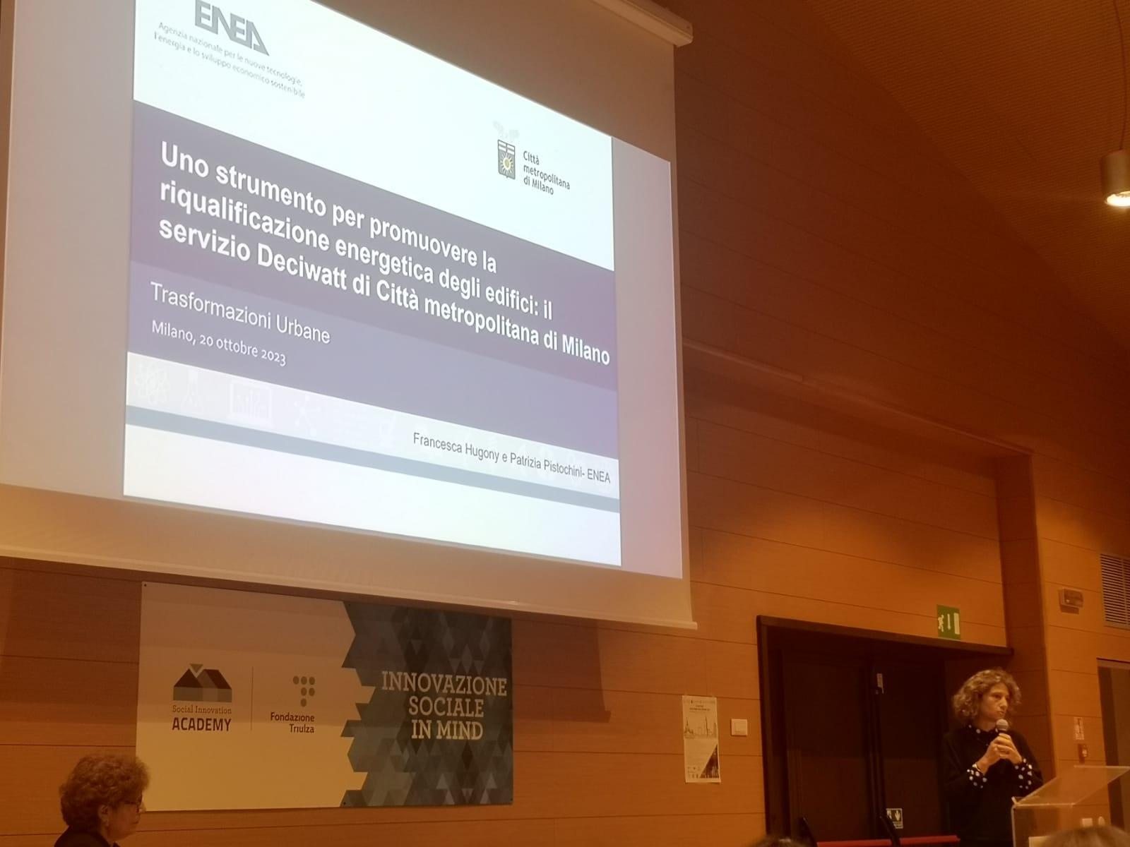 Francesca Hugony di ENEA DUEE presenta alla platea del convegno il progetto Deciwatt di Città Metropolitana di Milano ed ENEA