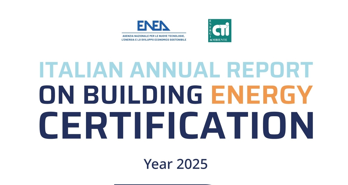 Una sezione della copertina del Report "Italian Annual Report on Building Energy Certification" con i loghi di ENEA e CTI e la scritta "Year 2025"  